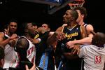 Alle ti spillere på banen blev involveret i et stort slagsmål i kampen mellem New York Knicks og Denver Nuggets. 