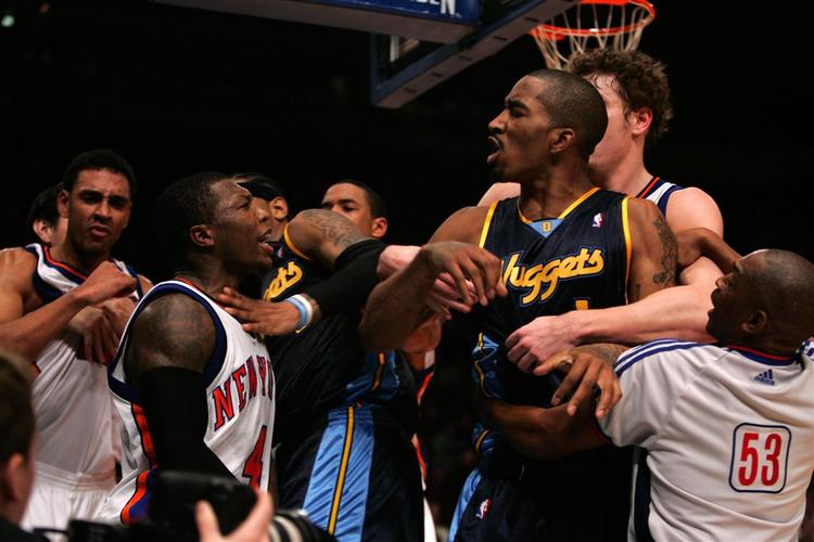 Alle ti spillere på banen blev involveret i et stort slagsmål i kampen mellem New York Knicks og Denver Nuggets. 