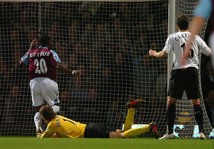 West Ham United's Nigel Reo-Coker scorer sejrsmålet til 1-0 mod Manchester United. 