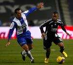Real Madrids Robinho, til højre, i nærkamp med Espanyols Moises Hurtado Perez. 