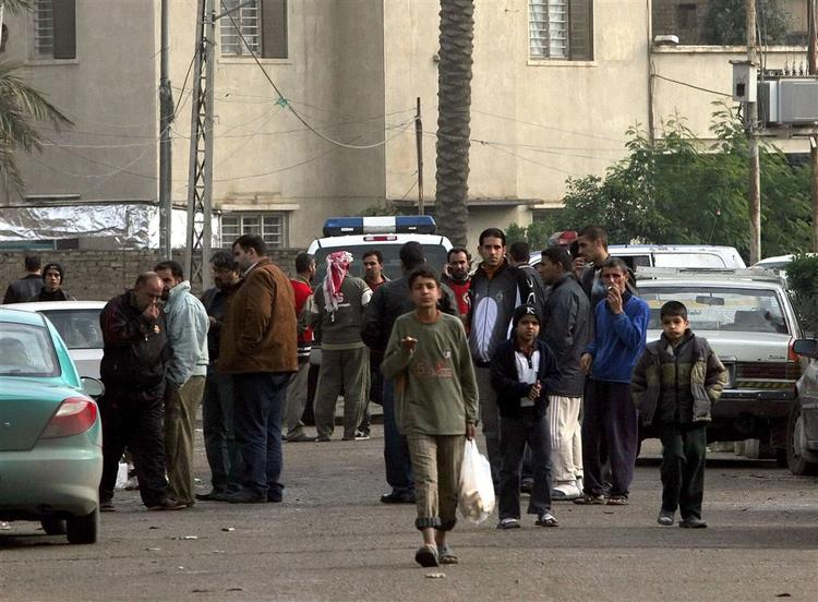 Irakere samles ved Røde Halvmånes kontor i Bagdad for at høre nyt om bortførte hjælpearbejdere. 