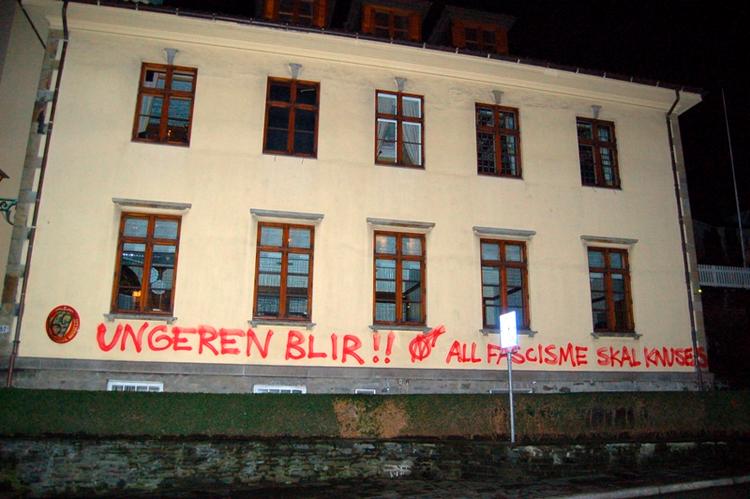 Facaden på det danske konsulat i Bergen er blevet malet til med graffiti, som støtter Ungdomshuset på Nørrebro. 