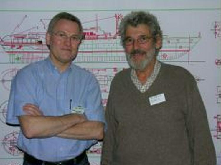 Professor Peter Roepstorff og Ole Thastrup foran plantegningerne af Vædderen. De skal sammen med Martin R. Larsen natdykke på koralrev langs en række Stillehavsøer for at finde fluorescerende havorganismer.   Foto: Privat 