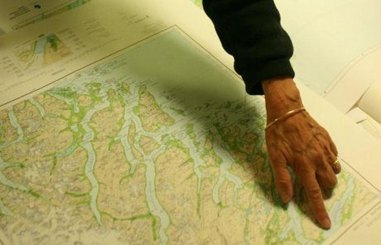 Geolog Naja Mikkelsen viser på et af sine mange kort over Grønland, hvor hendes forskning skal foregå. - Foto: Anders Legarth Schmidt 