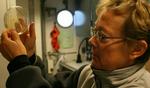 Forskningsprofessor Lone Gram står i sit flydende laboratorium på Vædderen og fremviser roseobacter-bakterier. Denne prøve stammer fra et pighvaropdræt i Spanien. Hun håber at finde bakterien her på ekspeditionen. - Foto: Anders Legarth Schmidt 