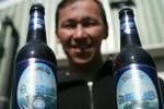 Direktør for Greenland Brewhouse Salik Hard brygger to slags øl. En brown ale og en pale ale. - Foto: Bo Løkkegaard/STV 