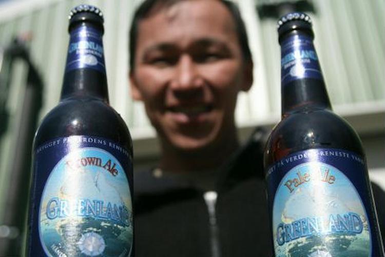 Direktør for Greenland Brewhouse Salik Hard brygger to slags øl. En brown ale og en pale ale. - Foto: Bo Løkkegaard/STV 