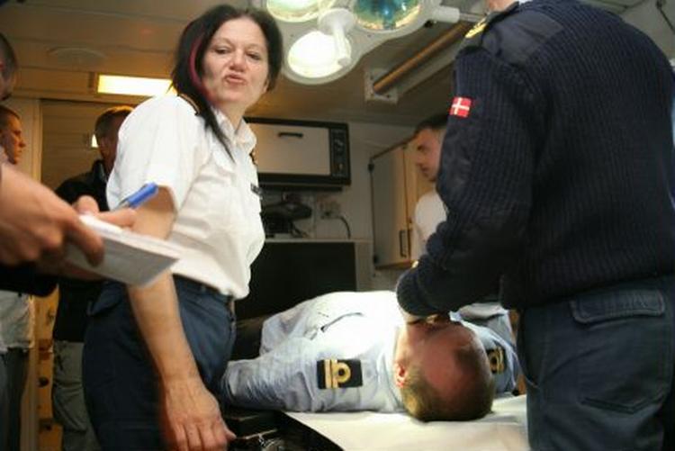 Skibslæge Liv Jensen tilser driftsofficer Bjarne Jensen, der ligger på briksen. - Foto: Bo Løkkegaard/STV 