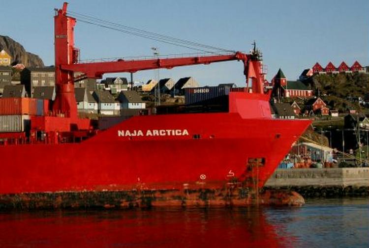 Containerskibet Naja Arctica er 133 meter langt og bygget af Danyard i Frederikshavn i 1994. Skibet ligger på den plads i Sisimiuts havn, som Vædderen havde regnet med at få. - Foto: Anders Legarth Schmidt 