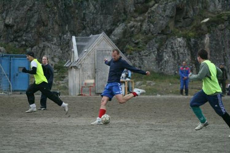 Sisimiut (med overtrækstrøjer) løb Vædderen over ende. - Foto: Bo løkkegaard/STV 