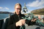 Forsker Karen Marie Hilligsøe med flænset wire. De grønne tråde er til for at holde wiren stabilt i vandet. - foto: Michael Yde Katballe 