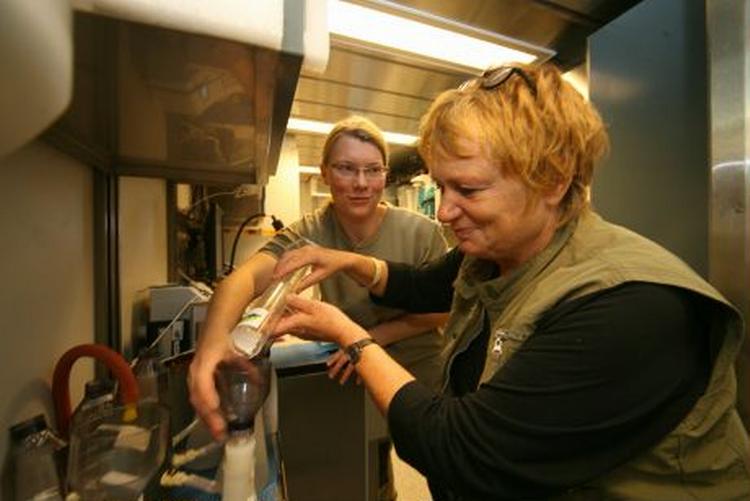 Skibet vipper og ting risikerer at vælte. Her får laborant Birgit Søborg (forrest) assistance af post doc Karin Marie Hilligsøe. - Foto: Michael Yde Katballe 