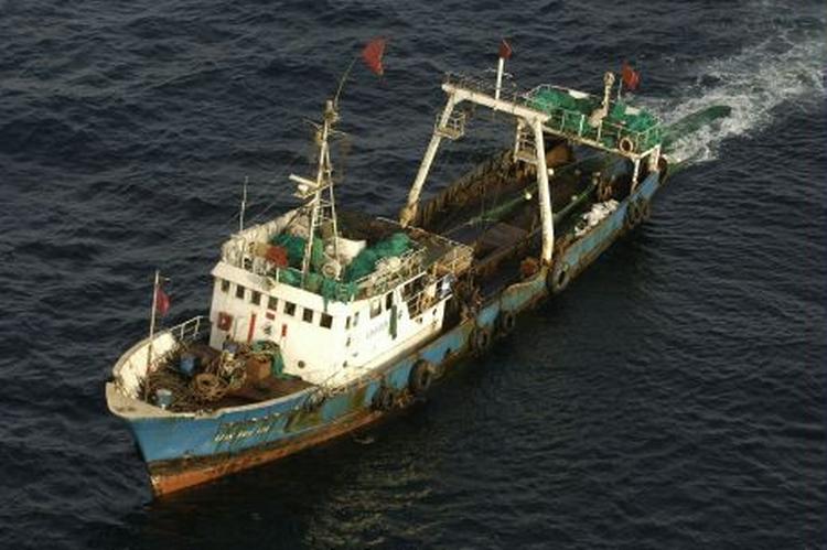 Den kinesiske piratfisker Lian Run 14 blev stoppet og besætningen arresteret for at fiske uden licens. - Foto: Greenpeace/Pierre Gleizes 