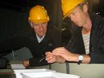 Undervisningsminister Bertel Haarder ser på geledyr med biolog Ole Schou Hansen. Foto: Jeanette Ringkøbing 