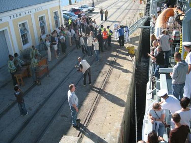 En lille flok danskere med Dannebrog tog imod på kajen i Cape Town. Foto: Jeanette Ringkøbing 