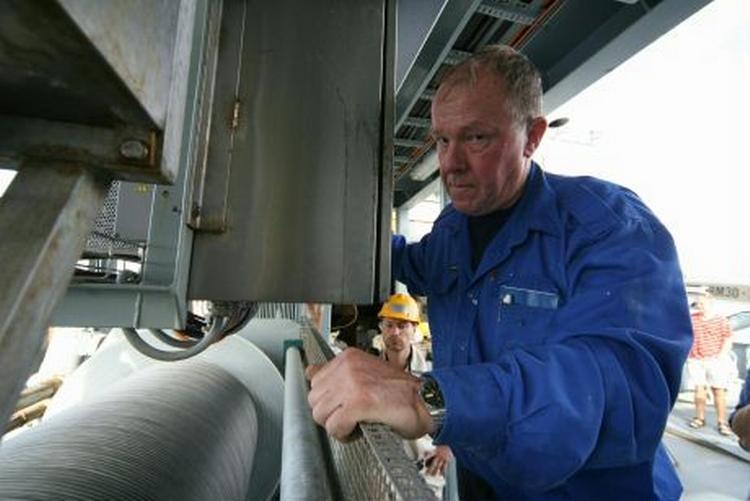 Fiskemester Jørgen Friis-Christensen knokler hele søndagen med Galathea-ekspeditionens fem kilometer lange kabel. Foto - Michael Yde Katballe 