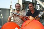 Fysiker Andy Visser havde et instrument, der skulle 70 meter ned i havet en hel nat. Det problem løste kaptajn Carsten Schmidt. I dag fik vi så de første målinger af undersøisk bølgeenergi fra Madagaskar til Australien. Foto: Michael Yde Katballe 