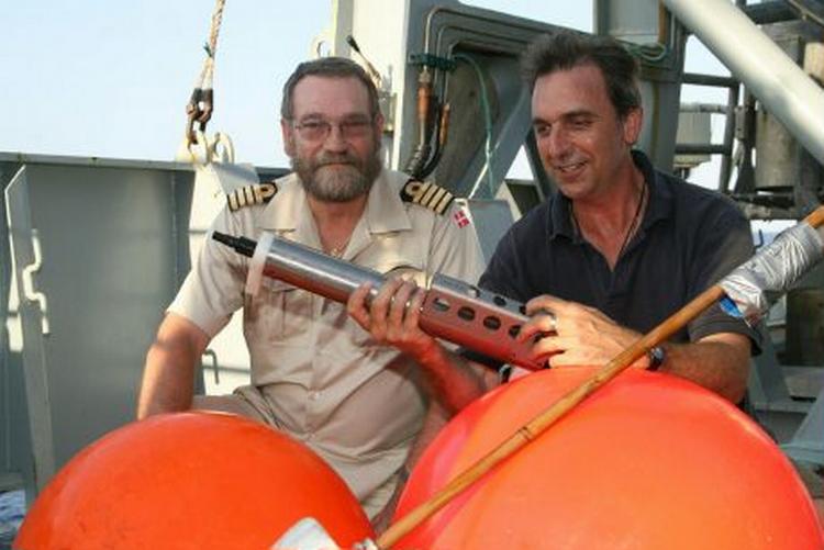 Fysiker Andy Visser havde et instrument, der skulle 70 meter ned i havet en hel nat. Det problem løste kaptajn Carsten Schmidt. I dag fik vi så de første målinger af undersøisk bølgeenergi fra Madagaskar til Australien. Foto: Michael Yde Katballe 