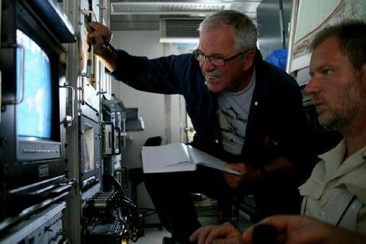 Finn Surlyk studerer levende billeder fra karbonatbankerne på havbunden. Til højre tekniker Henrik Agner, der styrer den robotten med undervandskameraet. Foto: Lasse Kristensen, STV 