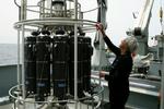Det sidste CTD-kast på Galathea 3's første halvdel fandt sted lørdag. I dagens anledning bandt en af de faste 'vanddamer', laboratoriekoordinator Winnie Martinsen, en sløjfe på apparatet, før det blev sænket i vandet. - Foto: Michael Yde Katballe 