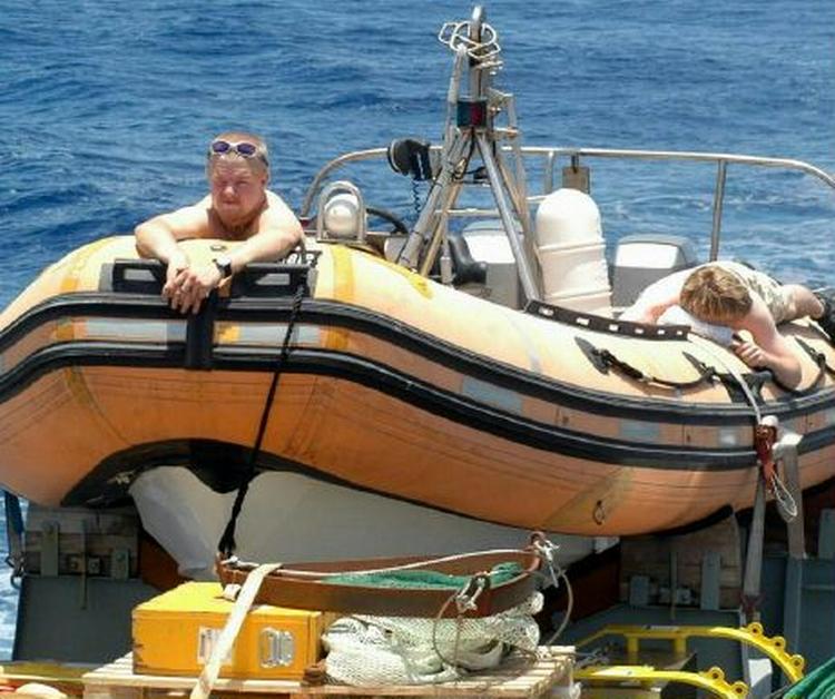 Besætningen slapper af på den ene af Galatheas to gummibåde. Foto: Claus Cancel 