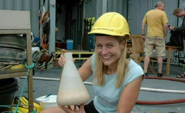 Katrine Worsaae med en blanding af halvt vand og halvt magnesiumklorid. Det bedøver børsteormene, så hun kan si dem fra koralsandet. Foto:Claus Cancel 