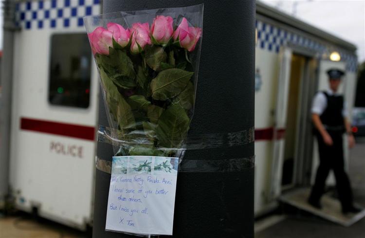 Blomster til minde om den fem myrdede kvinder foran en midlertidig politistation i Ipswich. 