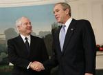 Robert Gates og George W. Bush, da førstnævnte tidligere på måneden blev præsenteret som ny forsvarsminister. 