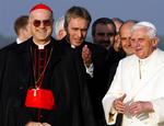 Tarcisio Bertone (yderst t.v.) var med, da Pave Benedict XVI for nylig besøgte Tyrkiet. 