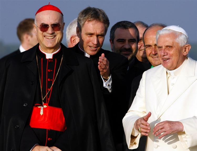 Tarcisio Bertone (yderst t.v.) var med, da Pave Benedict XVI for nylig besøgte Tyrkiet. 