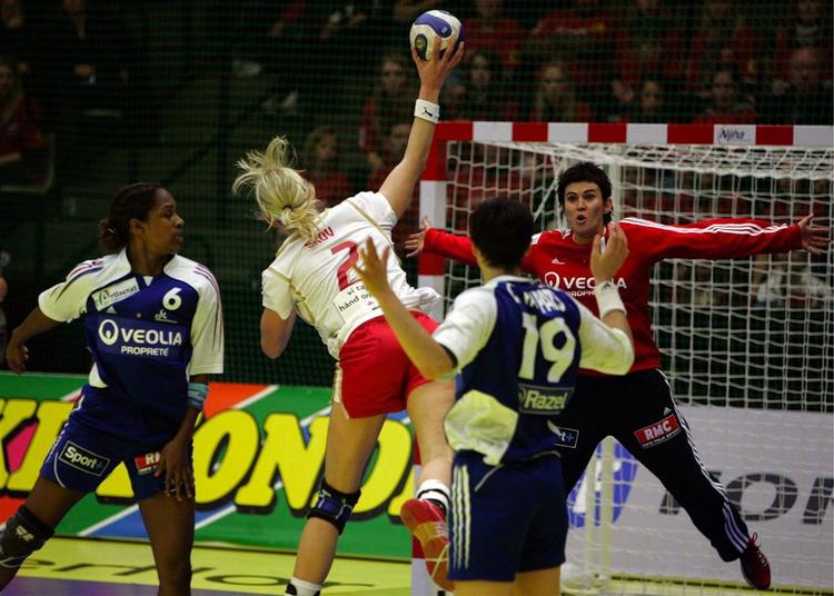 Valerie Nicolas i aktion mod Danmark under EM. 