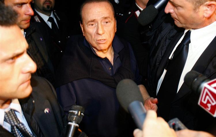 Silvio Berlusconi besvimede for en måned siden under en tale - nu er han blevet hjerteopereret. 
