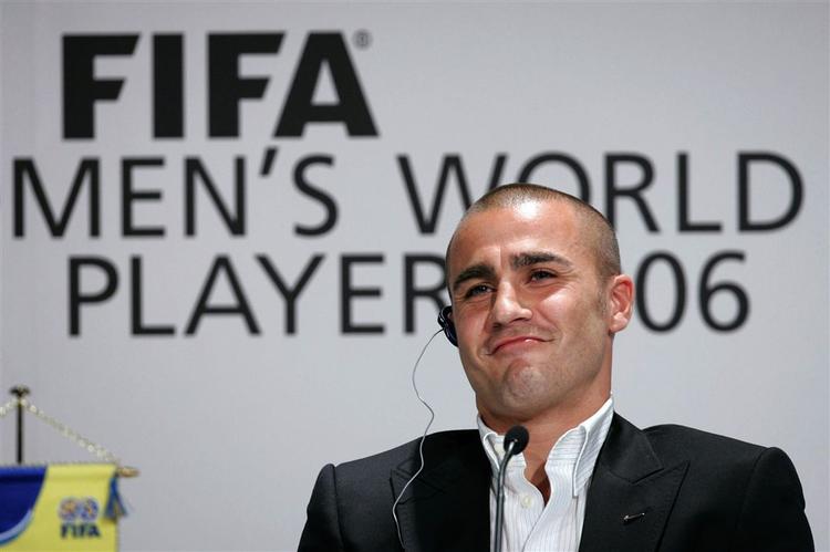 33-årige Cannavaro sætter et tilfreds ansigt op under ceremonien i Zürich. 