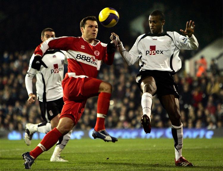 Viduka (tv) fik reduceret Fulhams føring, men det endte med nederlag til Middlesbroough. 