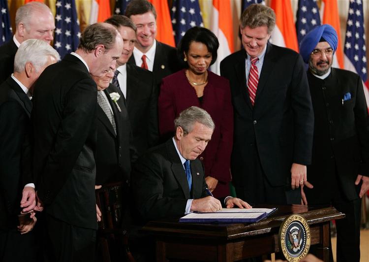 Præsident George W. Bush underskriver atomaftalen i Det Hvide Hus. 