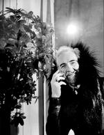 I kalenderen kan man se legenden Markis Marcel de Sade, der i 1963 blev dømt for bedrageri efter i årevis at have fascineret med sin ekstravagante livsstil og sine overdådige fester for datidensjetset. 