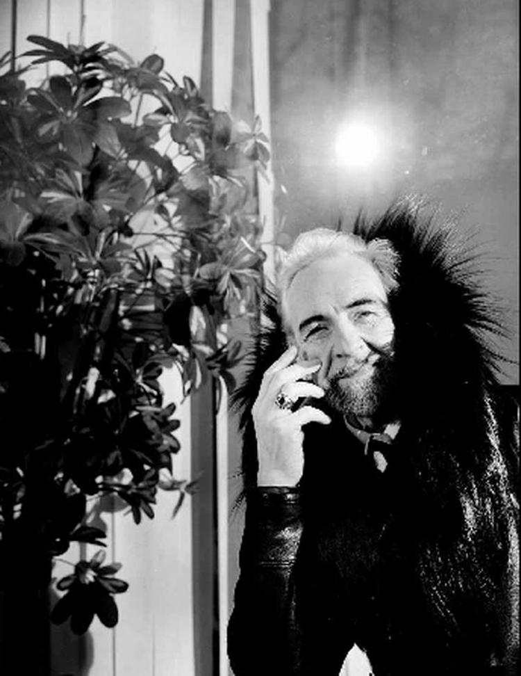 I kalenderen kan man se legenden Markis Marcel de Sade, der i 1963 blev dømt for bedrageri efter i årevis at have fascineret med sin ekstravagante livsstil og sine overdådige fester for datidensjetset. 