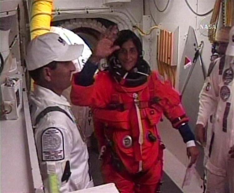 Den amerikanske astronaut Sunita Williams tog afsted med 'Discovery' og er nu sat af på rumstationen ISS, hvor hun skal være et halvt år. 