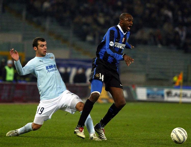 Inters Patrick Viera (th.) presses af Lazios Goran Pandev. 