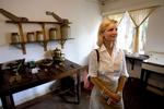 Udviklingsminister Ulla Tørnæs må lægge ryg til kraftig kritik fra hjælpeorganisationerne. Her besøger hun Karen Blixens Hus i Nairobi, Kenya. 