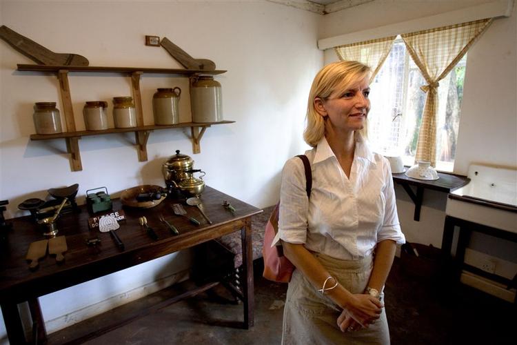 Udviklingsminister Ulla Tørnæs må lægge ryg til kraftig kritik fra hjælpeorganisationerne. Her besøger hun Karen Blixens Hus i Nairobi, Kenya. 