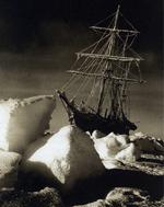1915. Ernest Schackletons skib  Endurance kæmper mod isen. Trods de umenneskelige forhold og skibets havari lykkedes det den australske fotograf Frank Hurley at tage nogle ærefrygtindgydende billeder i det antarktiske islandskab. Foto fra bogen 