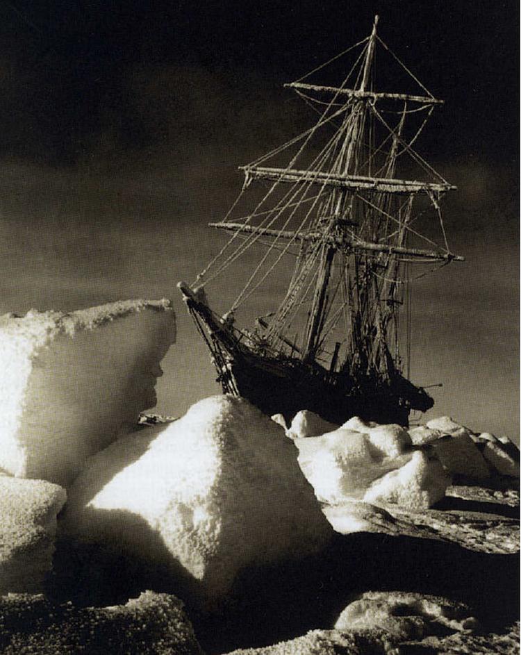 1915. Ernest Schackletons skib  Endurance kæmper mod isen. Trods de umenneskelige forhold og skibets havari lykkedes det den australske fotograf Frank Hurley at tage nogle ærefrygtindgydende billeder i det antarktiske islandskab. Foto fra bogen 
