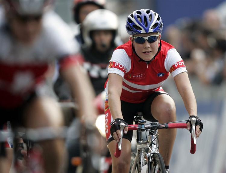 Linda Villumsen slog Tourens bjergkonge, Michael Rasmussen, i kampen om titlen Årets Cykelrytter 2006. 