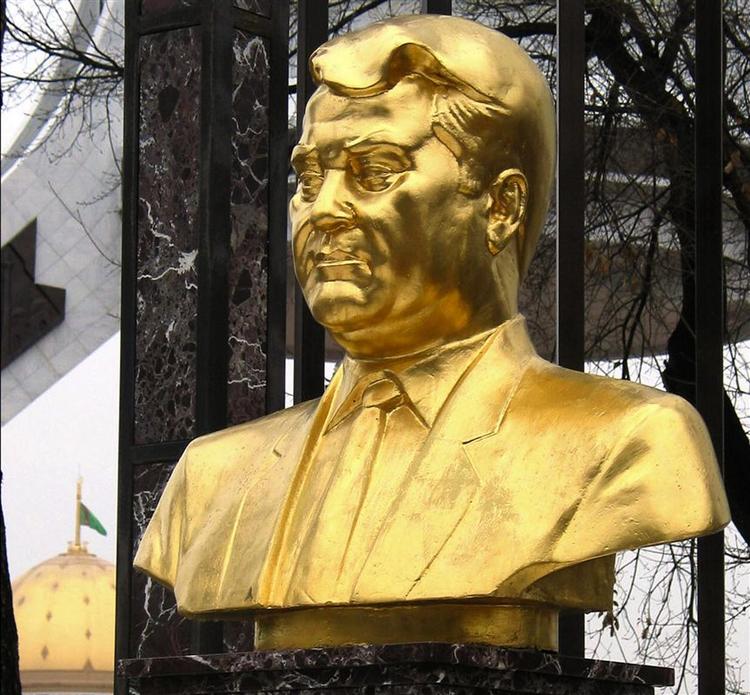 Guldbusten af præsidenten af bare et af talrige monumenter over Nijasov i Turkmenistan 