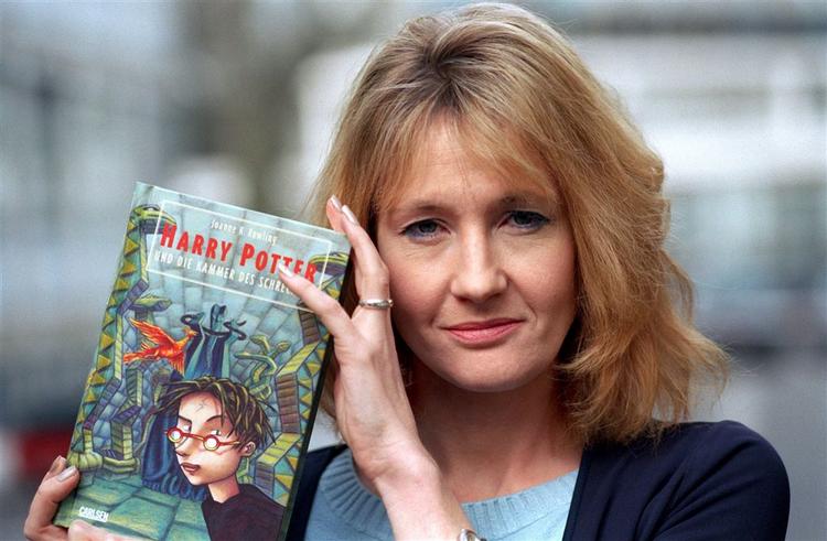 J.K. Rowling og co. har på ny med enkle midler formået at skabe forhåndsinteresse for Harry Potter. Udgivelsesdatoen er end ikke fastlagt, men titlen er allerede genstand for fortolkninger. 