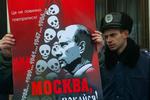 En ukrainsk nationalist holder en anti-Putin plakat op foran den russiske ambassade i Kiev i Ukraine. 