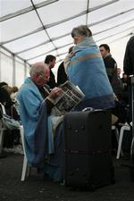 Strandede rejsende i Heathrow må opholde sig i telte, mens de venter på, at tågen letter. 