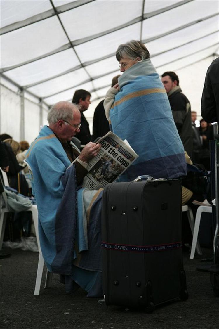 Strandede rejsende i Heathrow må opholde sig i telte, mens de venter på, at tågen letter. 