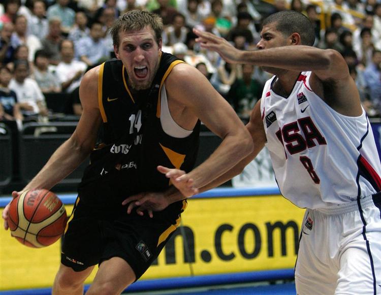 Dirk Nowitzki (t.v.) og Tyskland er med ved EM i basketball i Spanien. 